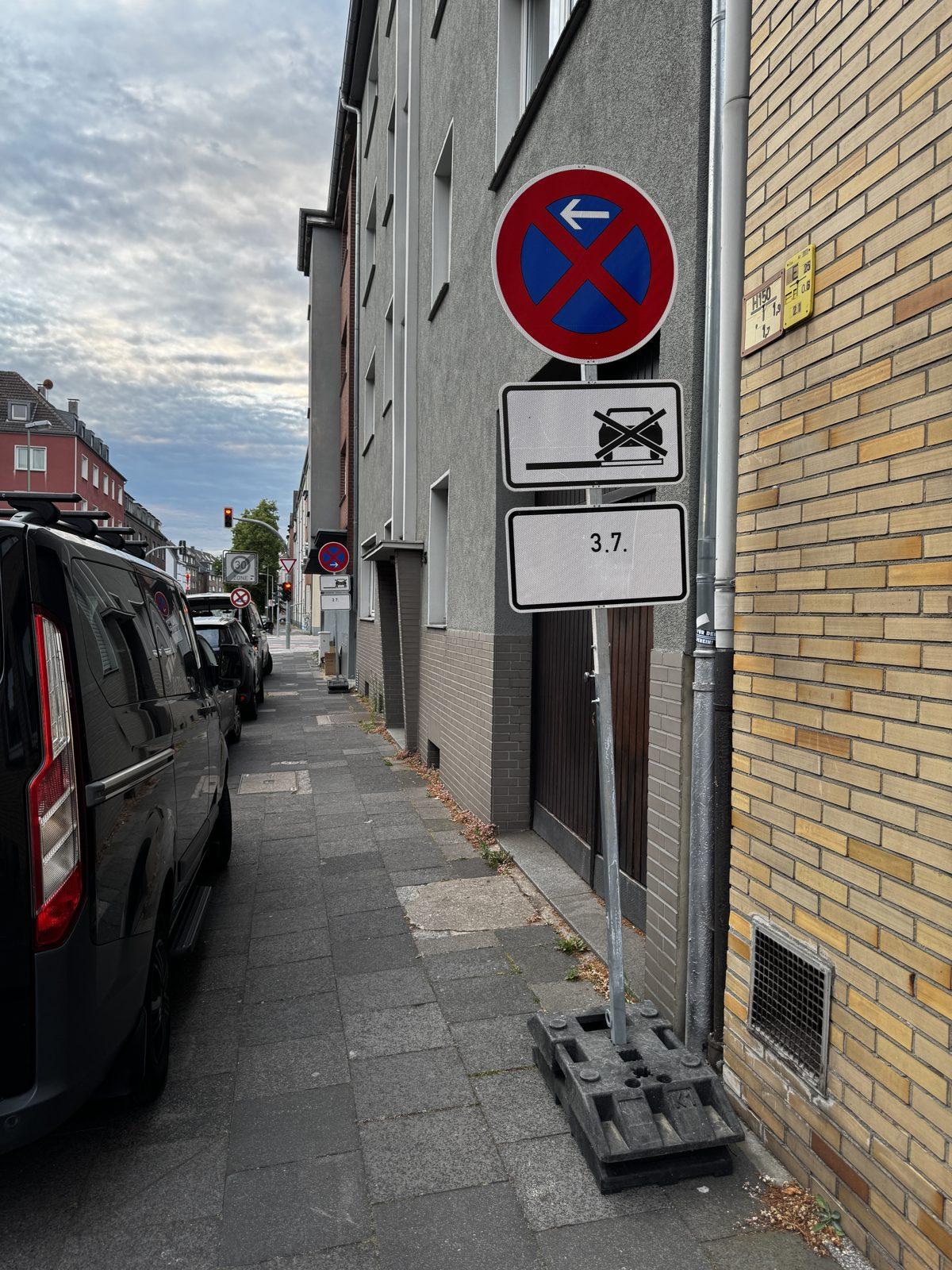 Halteverbotsschild auf Fußplatte in einer Wohnstraße in Duisburg