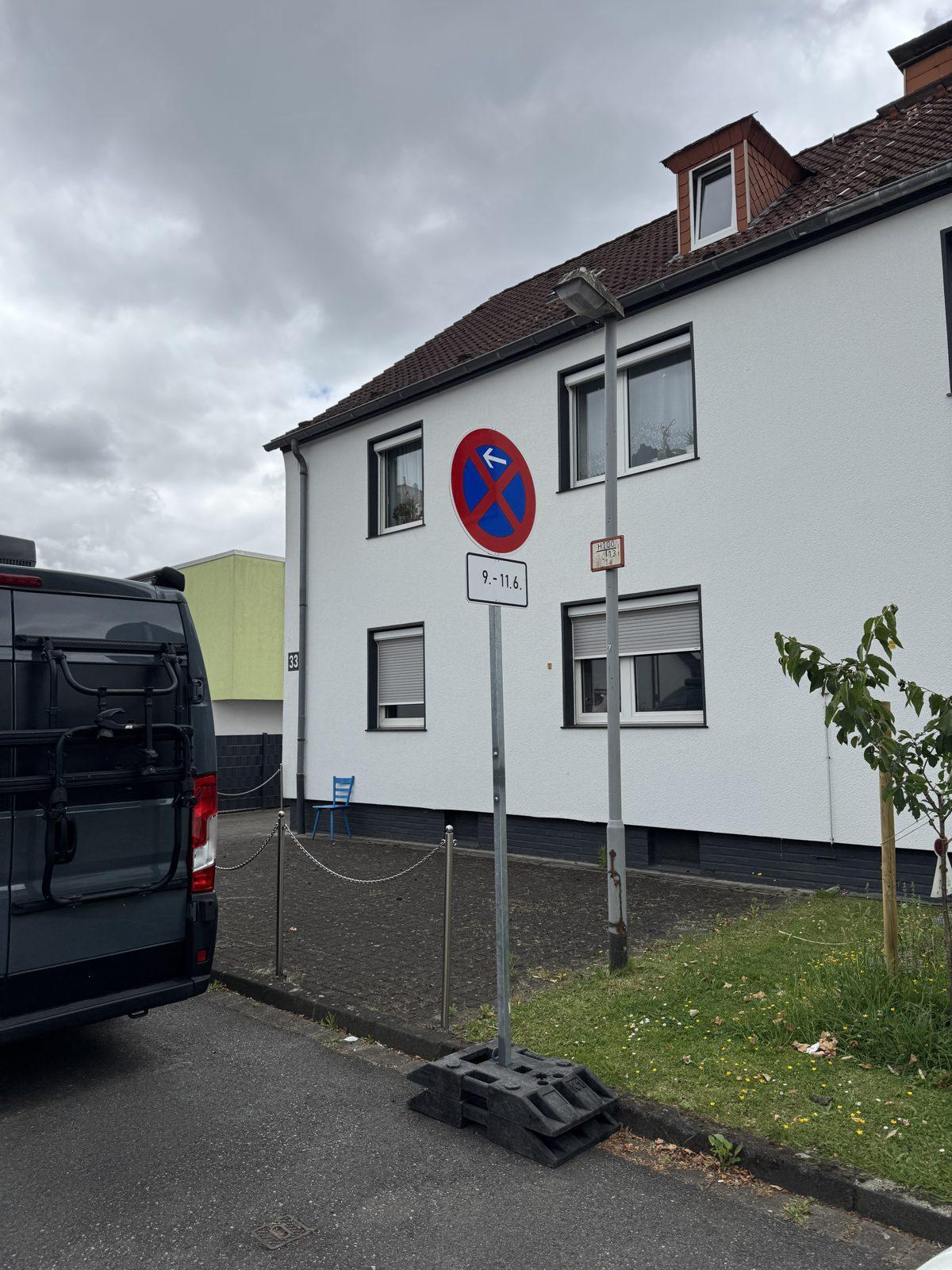 Halteverbotsschild vor einem Wohnhaus in Duisburg-Rheinhausen