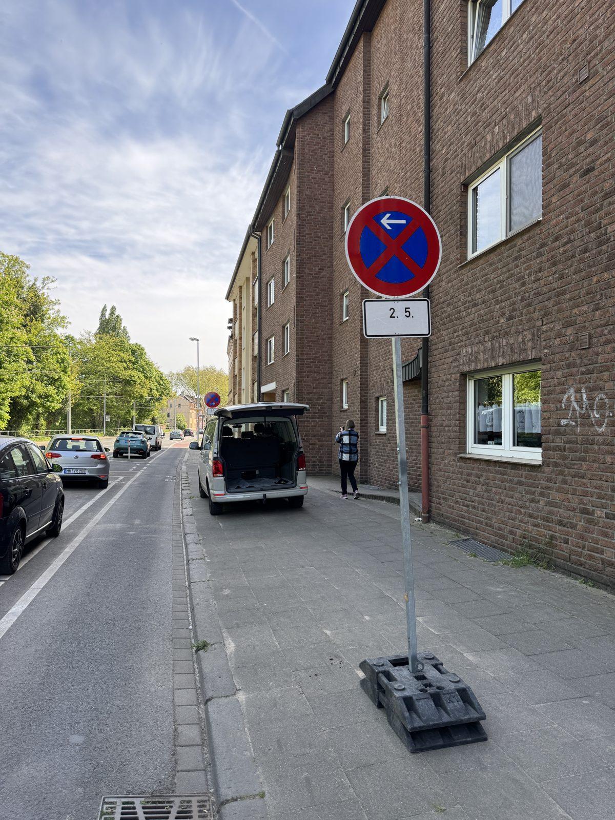 Aufgestellte Halteverbotszone in einer Wohnstraße in Mülheim an der Ruhr